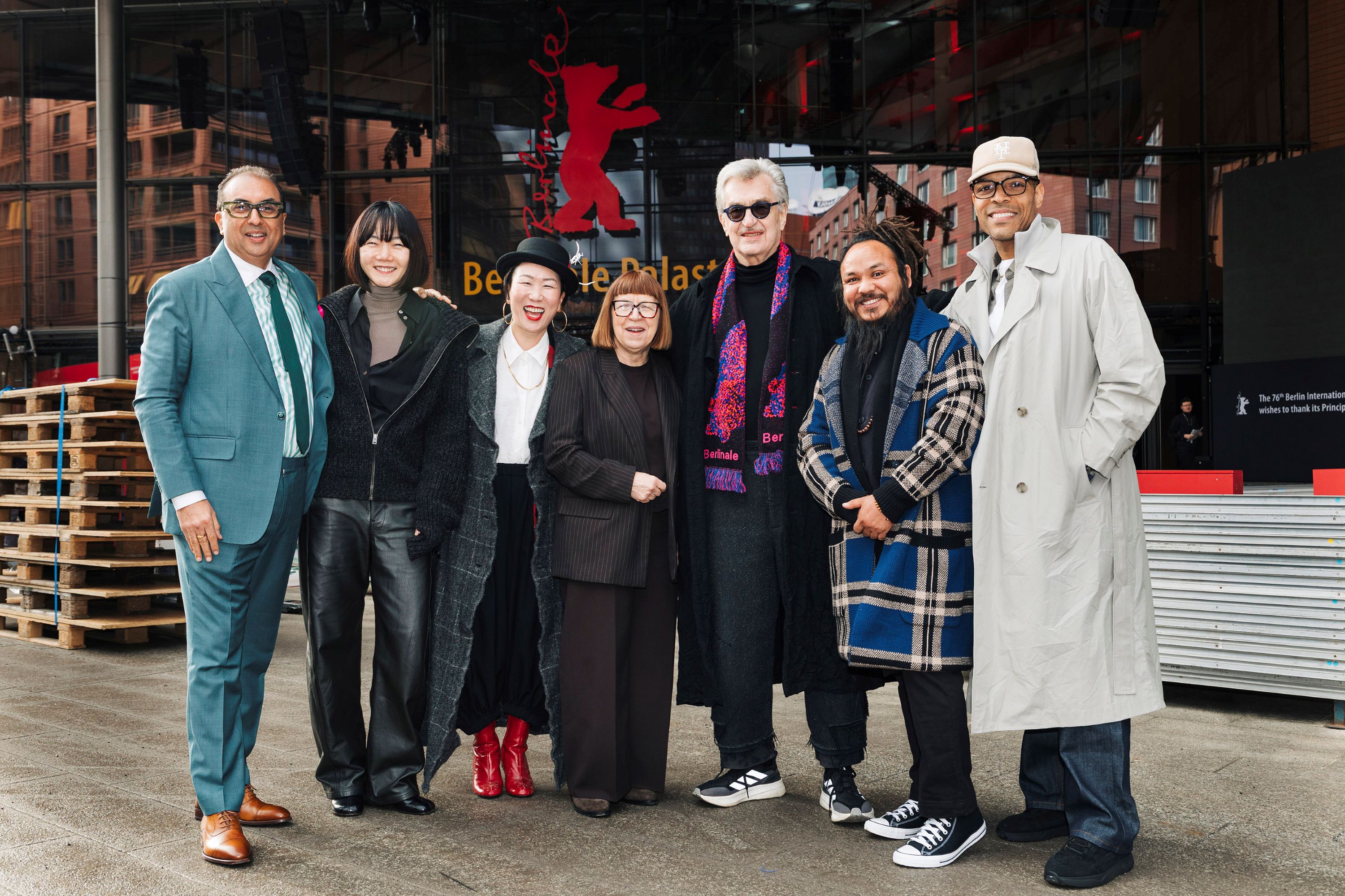 Die Internationale Jury 2026 der Berlinale um Jurypräsident Wim Wenders: (v. l. n. r.) Shivendra Singh Dungarpur, Bae Doona, HIKARI, Ewa Puszczyńska, Wim Wenders, Min Bahadur Bham und Reinaldo Marcus Green | © Dirk Michael Deckbar / Berlinale 2026